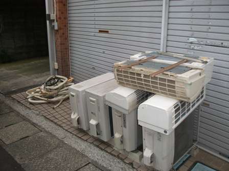 取り外し後のエアコン